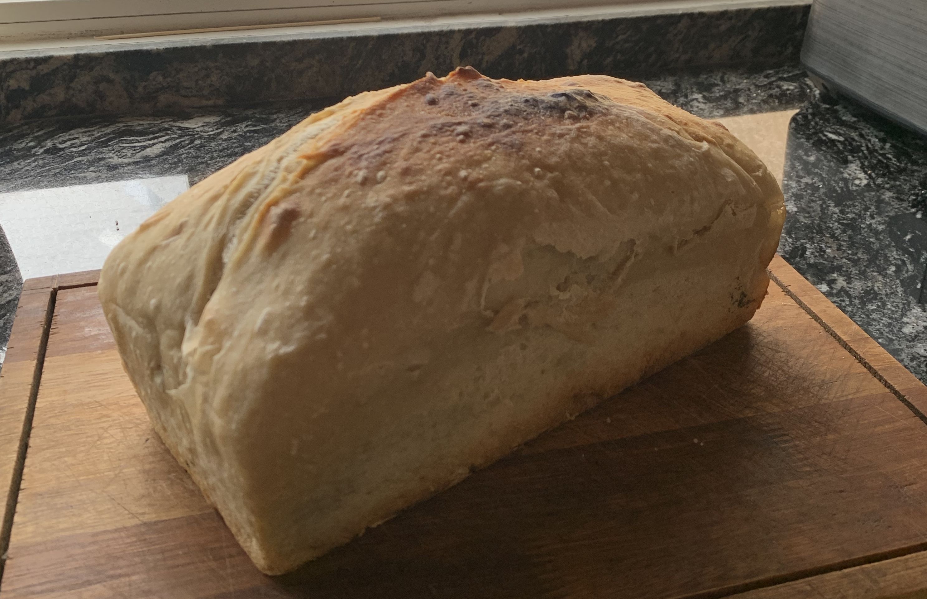 Pan de masa madre recién horneado